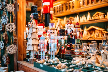 Fındıkkıran bebekleri, melek heykelcikleri ve geleneksel el yapımı süslemelerle dolu renkli bir market.
