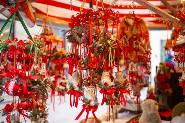 Kırmızı Tatil Çelenkleri ve Süsleri