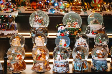 Mevsimlik dekorasyon ve nostaljik hediye konsepti için ışık ve festival sahneleri olan kar küreleri koleksiyonu