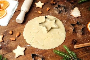 Noel kurabiyesi hamuru, kesiciler ve yıldız şekilleri, şenlikli pişirme ve bayram yemekleri konsepti için.