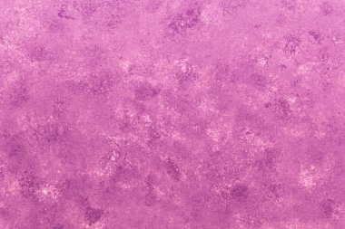 Yumuşak desenli ve ince ışık efektli pembe alçı duvar.