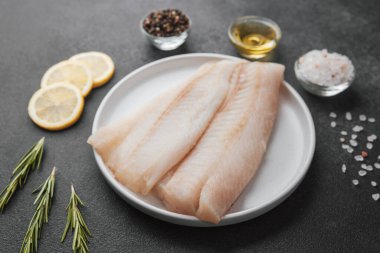 Baharatlı, limonlu ve biberiyeli ham pollock fileto.