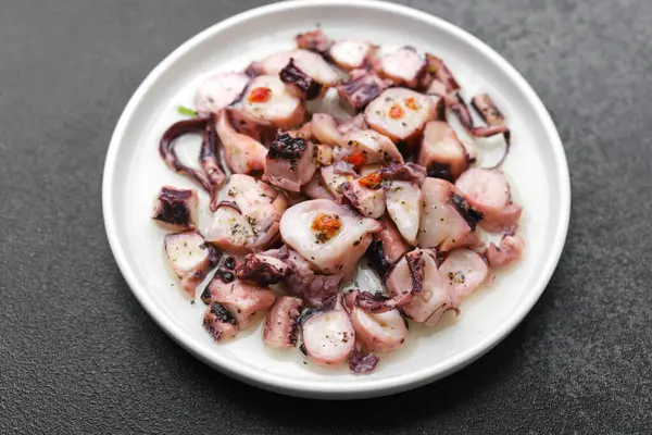 Akdeniz mutfağı veya sağlıklı deniz ürünleri konsepti için beyaz tabakta ahtapot salatası