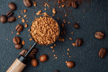 Kahve çekirdeği ve kepçeli kahve taneleri.