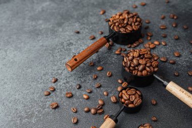 Kahve çekirdeği dolu üç kaşık düz yatıyordu.