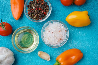 çeşitli yemek malzemeleri erişte ve sebzeli mavi arka planda