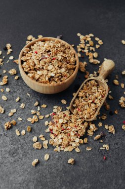 Granola kasesi ve kepçeyle karışık mısır gevreği.