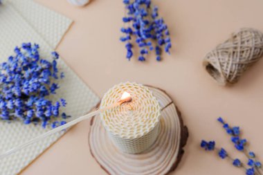 Balmumu mumu ve lavantalı ahşap kesim ve kumaş.