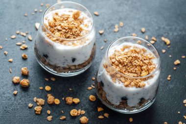 Koyu arkaplanda granola ve yoğurtlu parfümler.