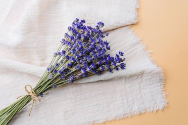 Beyaz kumaş üzerine kurutulmuş lavanta demeti.