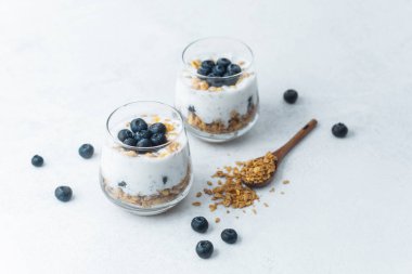 Taze yaban mersinli yoğurt tanecikleri.