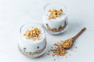 Granola ve yaban mersinli yoğurt parfe.