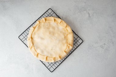 Pişirmeden önce soğutma rafında ev yapımı turta kabuğu