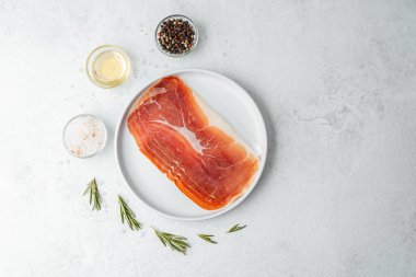 Biberiye ve tuzlu beyaz tabakta jambon dilimleri.