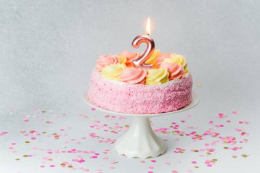 Mum ve konfetiyle renkli bir pasta doğum gününü kutlar..