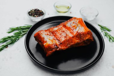 Baharatlı domuz pirzolası ve baharatlı ve otlu.