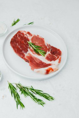 Biberiye ve biberli pişmemiş domuz bifteği.