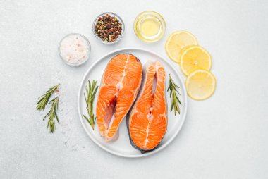 Somon filetoları limon, şifalı otlar ve yemek pişirmek için baharatla servis edilir..