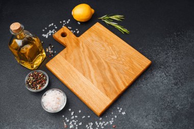 Limon, şifalı ot, yağ ve yemek pişirmek için hazırlanmış baharatlar dahil taze malzemeler..