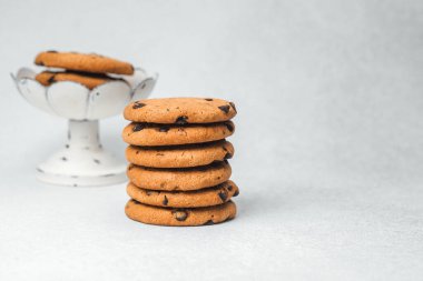 Çikolata parçalı kurabiyeler, dekoratif bir büfenin yanında..