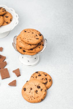 Çikolata parçalı kurabiyeler tezgahın üzerinde..