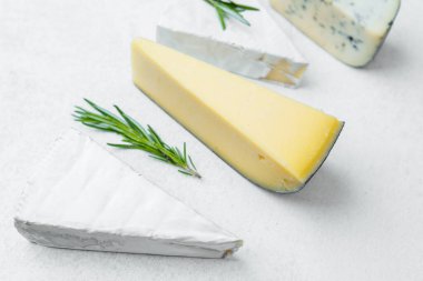 Taze biberiyenin yanında farklı peynir türleri sergilenir..