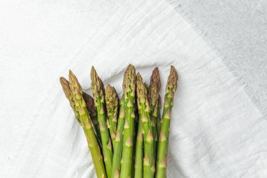 Kuşkonmaz mızrakları beyaz bir bez üzerine güzelce dizilmiştir. Tazelik sergilerler..