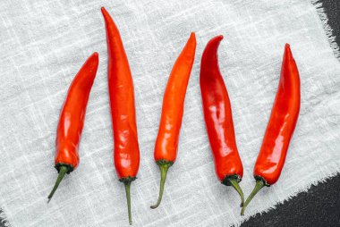 Canlı kırmızı biberler pişirmeye hazır kumaşların üzerine yerleştirilmiş..