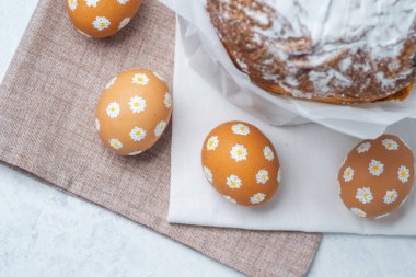 Paskalya Pastası ve Çamaşır Elbisesinde Süslü Yumurtalar. Paskalya arkaplanı..
