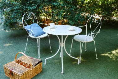 Yaşam tarzı ve konukseverlik stoku konsepti için piknik sepetli açık hava klasik çay seti.