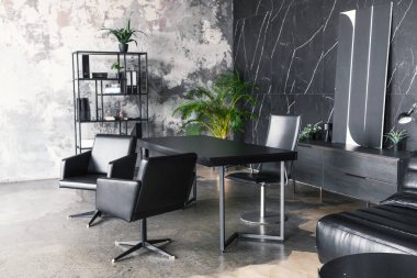 Sandalyeleri ve Rafları Açan Yaratıcı Ofis Ayarları 