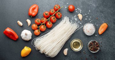 Erişte, domates, sarımsak ve sarı biber.