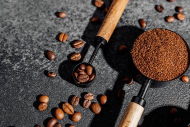 Koyu dokulu kahve çekirdekli kahve kepçesi.