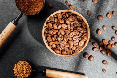 Kahve, hazır kahve, kepçe içinde fasulye ve arka planda ahşap kase.