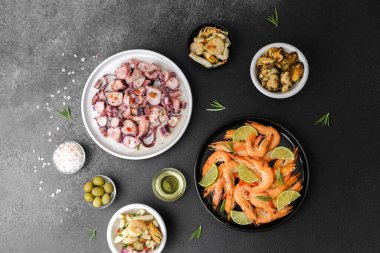 Sağlıklı yemek ve restoran menüsü konsepti için seramik kasede karışık deniz ürünleri salatası.