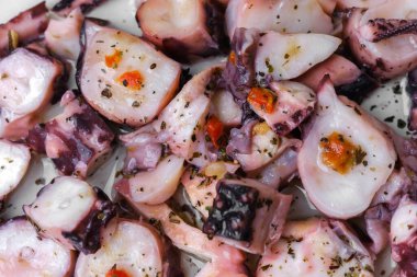 Sebzeli ahtapot, bitkiler ve biberle terbiye edilmiş ahtapot dokusuna yakın çekim.