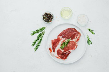 Biberiye ve biberli pişmemiş domuz bifteği.