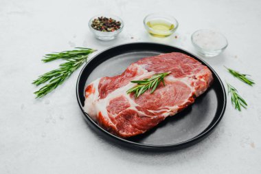 Biberiyeli domuz bifteği, siyah tabakta baharatlı.