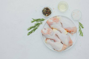 Tavuk budu ve biberli beyaz tabak.