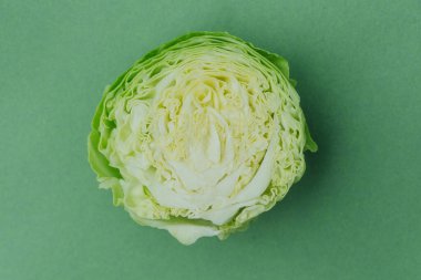 Ayrıntılı yaprak yapısını gösteren yarım yamalak lahana.