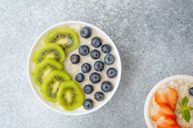 Kivi ve yabanmersinli yulaf ezmesi kasesi. 