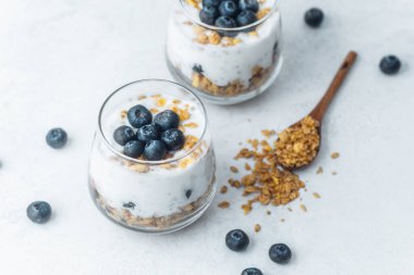 Taze yaban mersinli yoğurt tanecikleri.