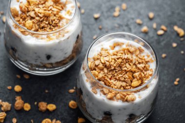 Koyu arkaplanda granola ve yoğurtlu parfümler.
