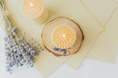 Balmumu mumları ve lavanta buketini bal peteği balmumu çarşaflarına dizdim.