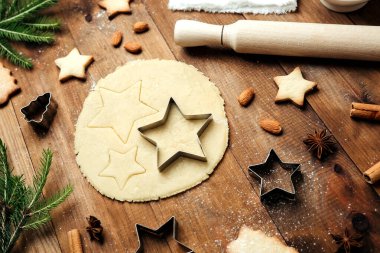 Noel kurabiyesi hamuru, kesiciler ve yıldız şekilleri, şenlikli pişirme ve bayram yemekleri konsepti için.