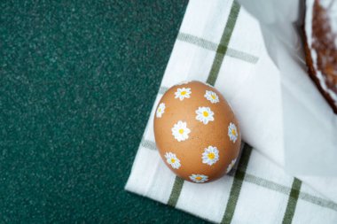 Elle boyanmış papatya yumurtasına yaklaş.