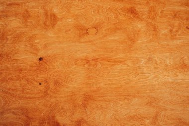 Ahşap doku, iyi ışıklandırma koşullarında sıcak tonlar ve benzersiz desenler gösterir..