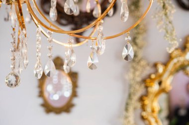 Kristal damlalı avize çarpıcı ışık yansımalarıyla iç dekorasyonu geliştirir..