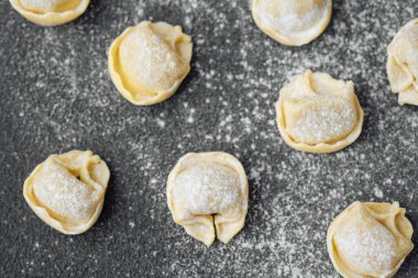 Mutfak tezgahında dağınık un tozlu cappelletti makarna.