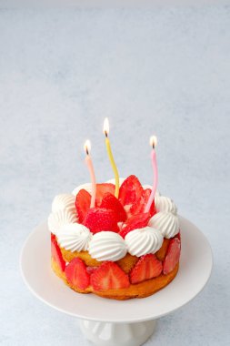 Doğum günü çilekli pasta ve mumlar. Parti kutlaması için tatlı konsepti.